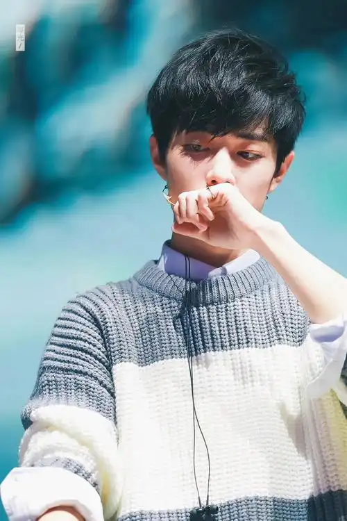 拿着玫瑰花的小王子战, 阳光帅气,笑容治愈,温暖又可爱