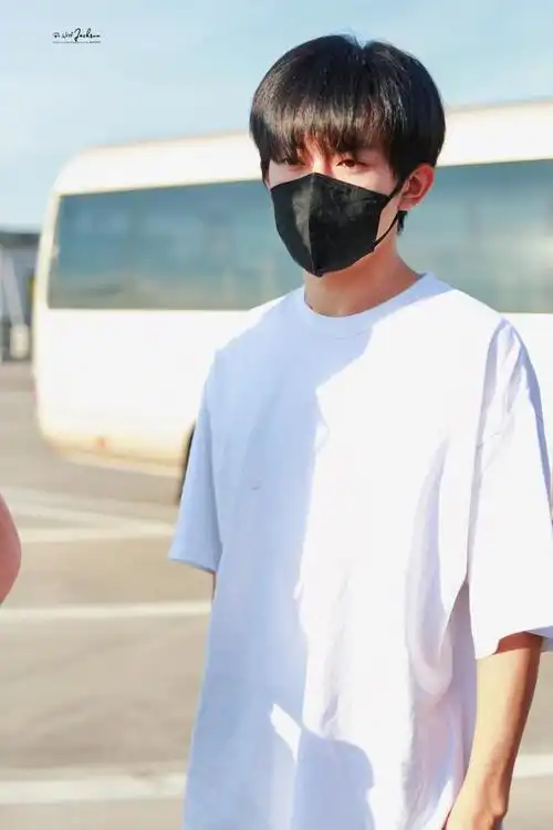 在进入秋天后遇见夏天的易烊千玺 分享今日份清爽系帅哥