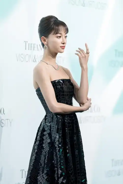 吴谨言抹胸裙配珠宝,秀"直角肩"气质优雅