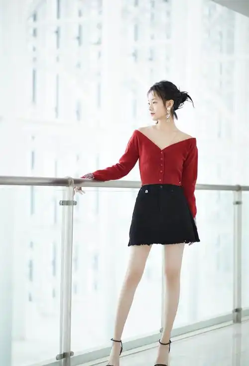 李庚希穿衬衫 皮短裤,若隐若现的朦胧美中,又带有一丝优雅