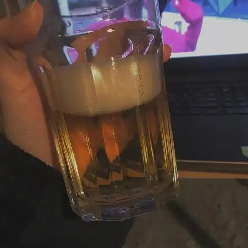 百威冰糖雪梨  :  谁喝谁知道 真的 一起推荐给不喝酒或者酒量与蔡蔡