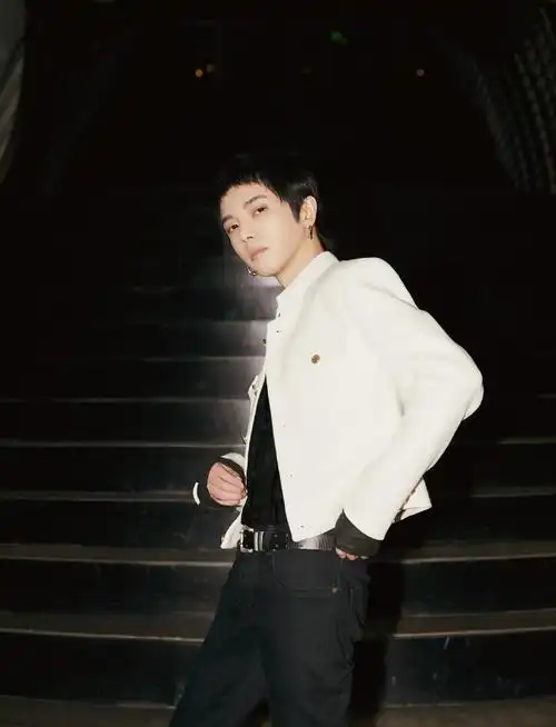 华晨宇宫廷风夹克华晨宇宫廷风夹克搭配黑色衬衫依然是个酷帅的小王子