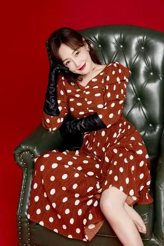 薛佳凝秋日写真释出 《光荣时代》收视口碑双丰收