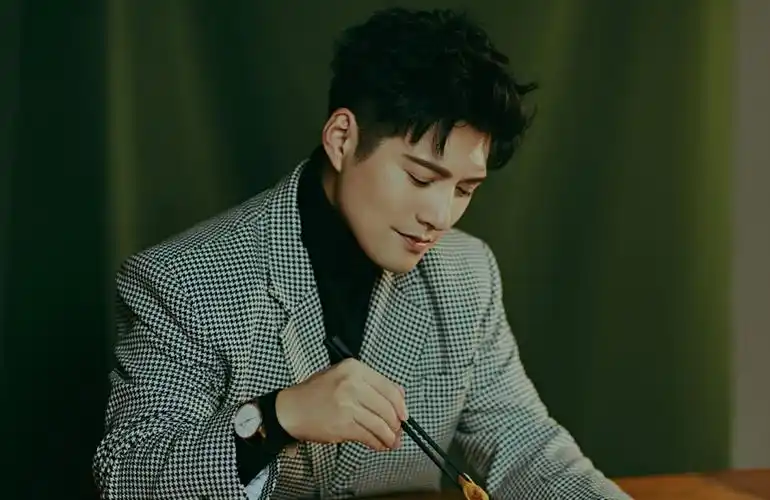 严屹宽个性帅气时尚写真图片