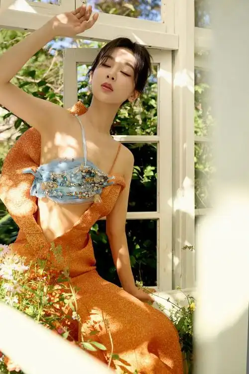 杨紫晒照庆31岁生日置身花海美如仙子回眸甜笑满屏少女感