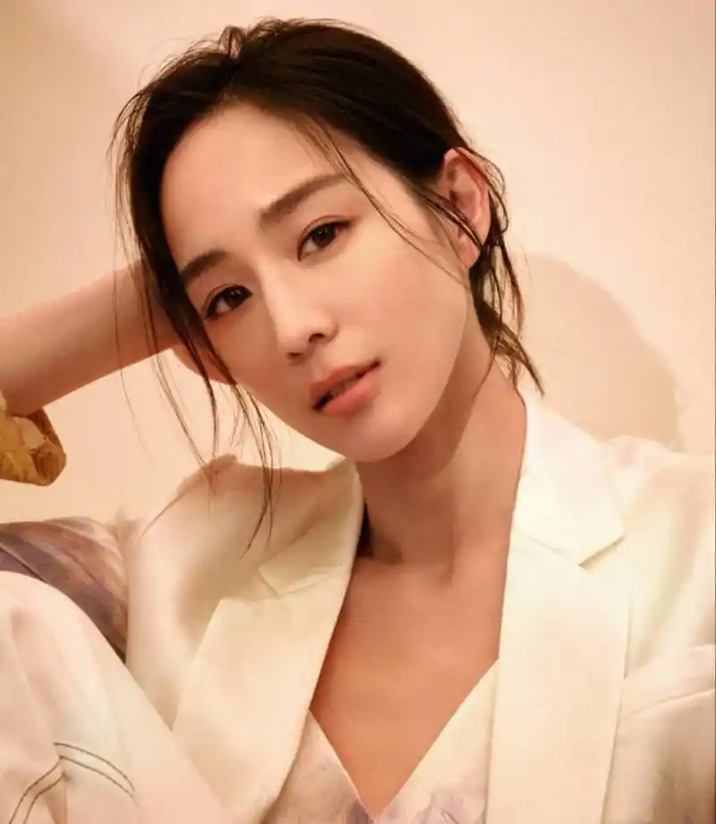 神秘导演成焦点,网友吐槽其面相议论纷纷_柯汶利_邱泽_张翰