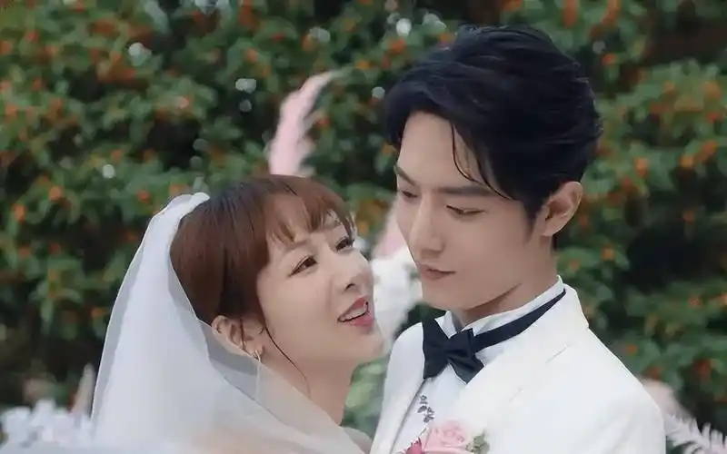 杨紫与肖战在《余生请多指教》中的搭档备受瞩目,两人在剧中的甜蜜