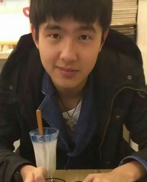 21岁刘昊然的旧照曝光戴黑框眼镜认不出如今完美逆袭