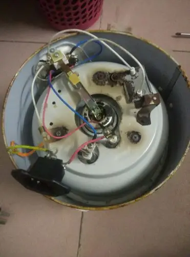 电饭锅没煮熟饭就跳闸,是哪里出问题,它是什么工作原理.