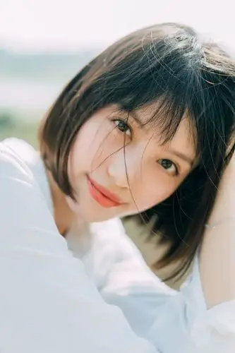 短发美女清新自然户外写真图片