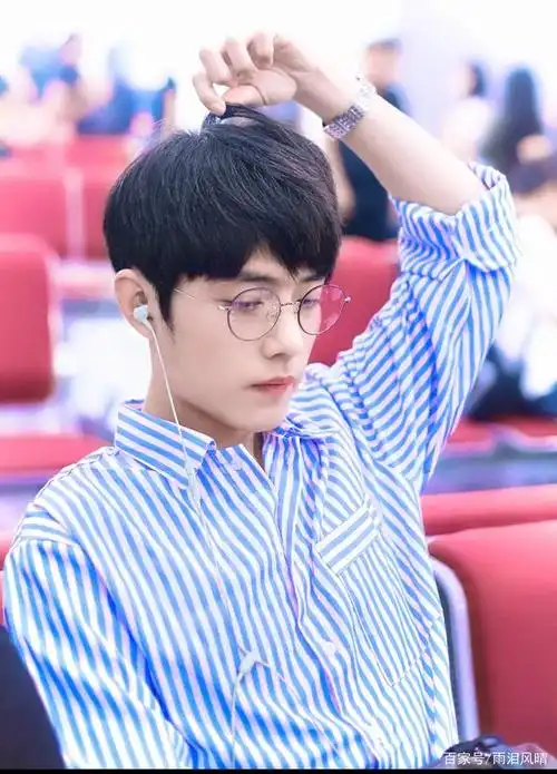 有没有人一扎看会把这件衣服当成条纹病号服的!清新战战!