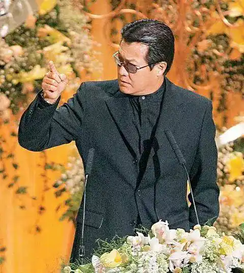 邓光荣外型俊朗,成为众多女生梦中情人,但却与太太严珍纳感情稳定恩爱