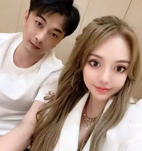 辛巴7000万粉丝女徒弟蛋蛋思聪给她送花她说王思聪算哪根葱