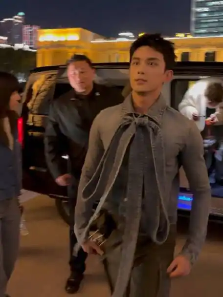 吴磊#以夸张的蝴蝶结装饰衬衫亮相loewe上海大展～fashionmodels的