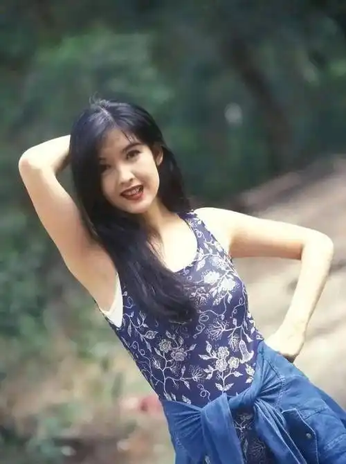 54岁周慧敏罕晒侧颜照,皮肤白皙精致,一头碎发显年轻_倪震_感情_玉女