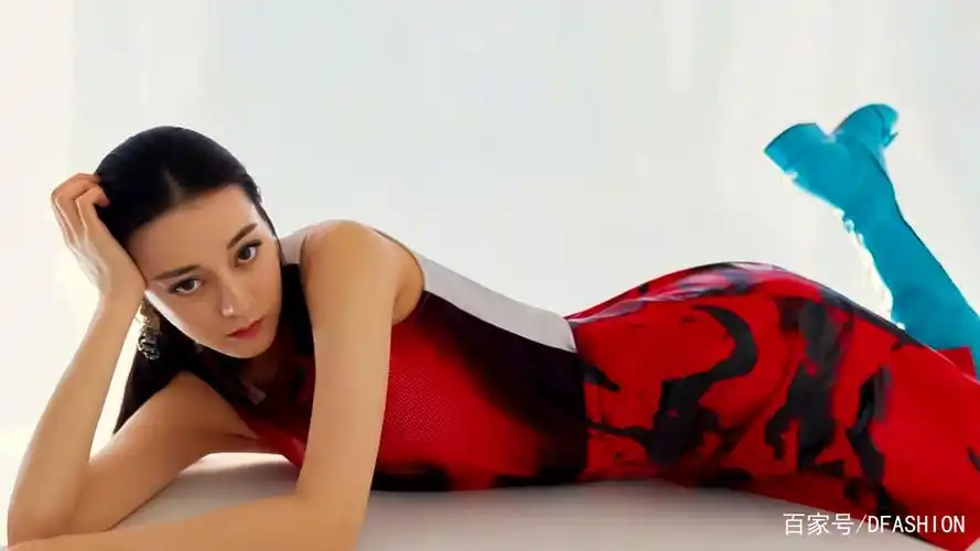 明星迪丽热巴时尚画报二月刊封面人物星尚摄影风尚大片!