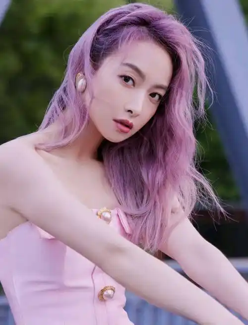 原创宋茜换造型粉色抹身材裙甜美精致粉紫色头发真有女团味