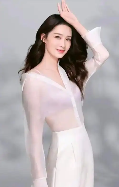李沁时尚极限挑战,半透明上衣展现曼妙身材