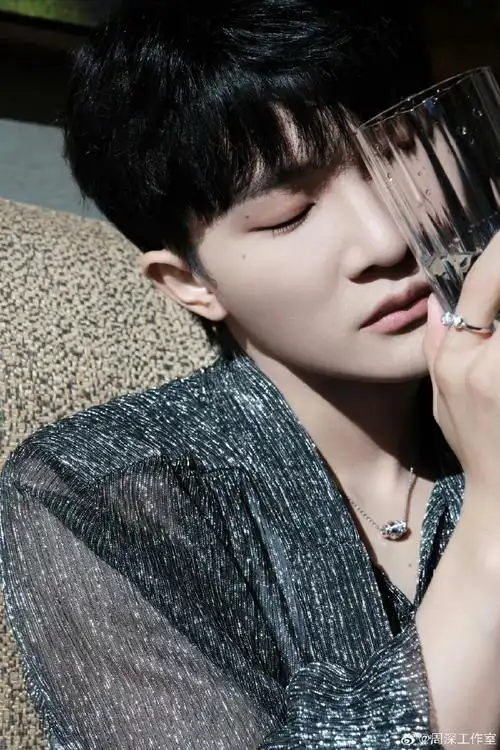 周深tmea彩排照##周深银色闪片西装##周深说想在音乐里面疯##周铑