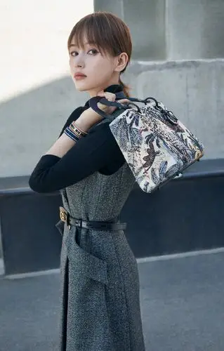 王子文优雅知性写真图片26