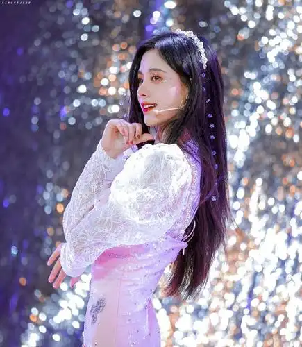 鞠婧祎的背头造型变化好大啊你们觉得好看吗