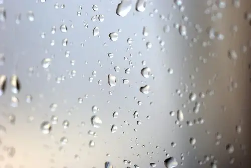 朦胧玻璃上的水滴高清写真图片(8张)
