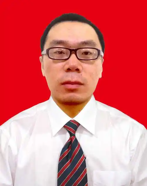 求高手把这张照片ps成红底背景白衬衣的证件照