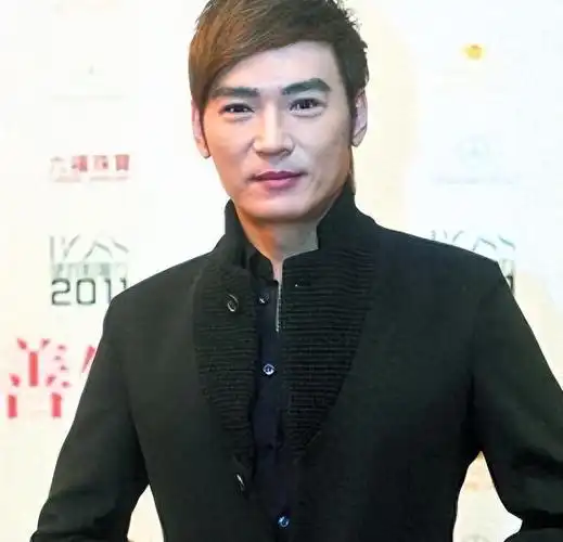 这几年,焦恩俊似乎又长胖了一些,体重明显增加了不少.