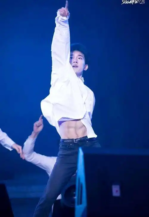 易烊千玺:我有8块腹肌,吴京:谁不是呢?而他:都是弟弟