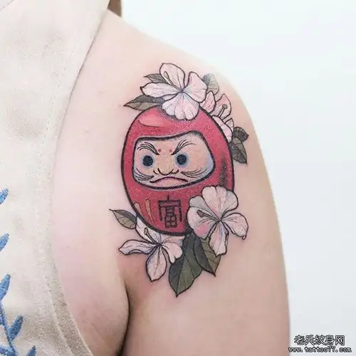 手臂彩色达摩蛋花纹身图案