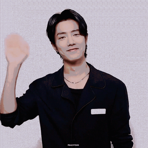 肖战不仅分享了很有意境的风景随拍,还更新了手势舞,努力认真的样子真