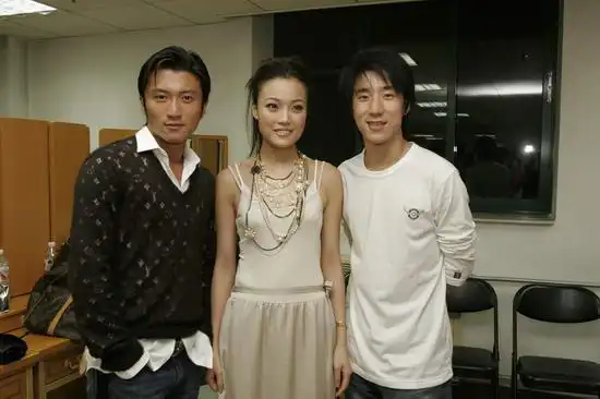 图文:谢霆锋容祖儿房祖名在后台