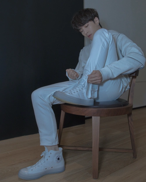 有一种"惊艳"叫张艺兴穿匡威,看清logo后,粉丝:太想拥有了