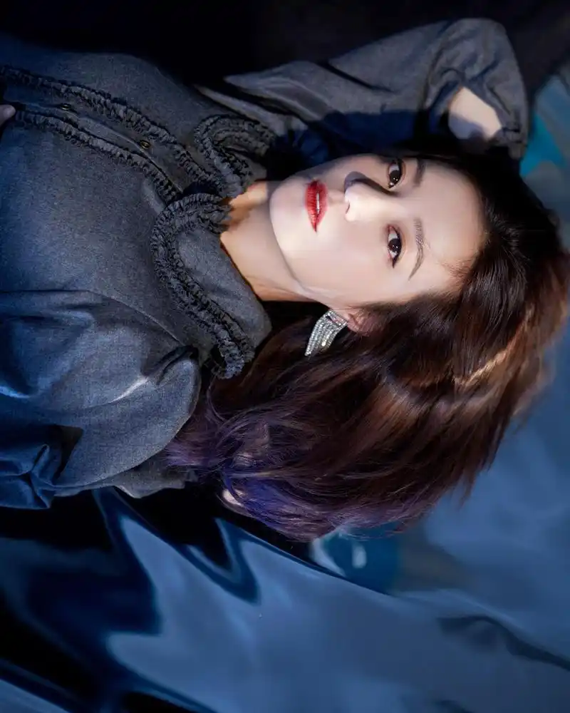 赵薇身着连衣裙 珠宝配饰更精致