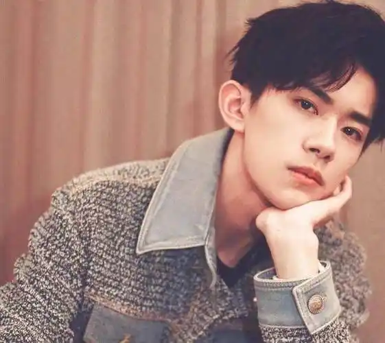 王俊凯,千玺羞涩,热巴的回答让人服气!_易烊_吴磊_生日