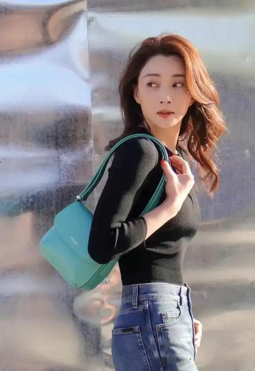 42岁的殷桃身材像24岁穿紧身运动上衣配牛仔裤没一点赘肉