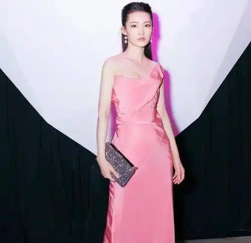 李沁一袭粉色长裙像仙女,飞机场的身材能让人看呆,网友:好美_美得