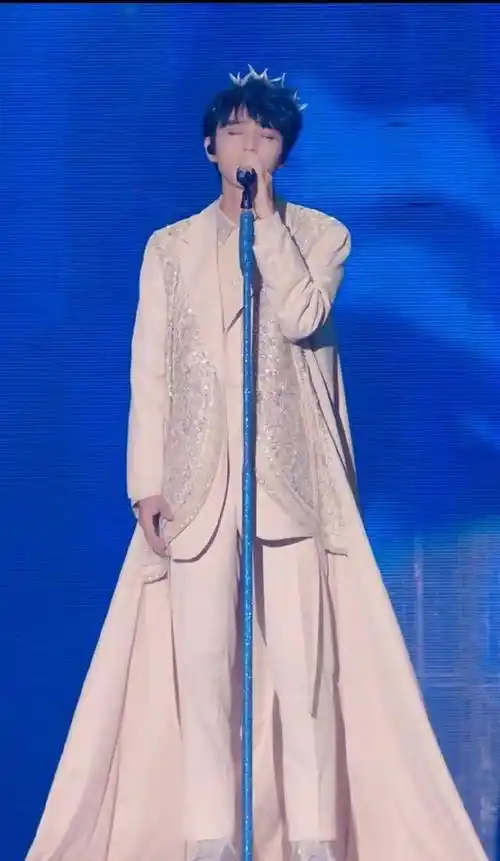 当王俊凯穿着白色西装,戴着皇冠现身时,网友更是心动不已,直言王子