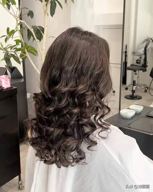 女人不论年龄大小,留长发一定试试半头烫,自然时尚显气质