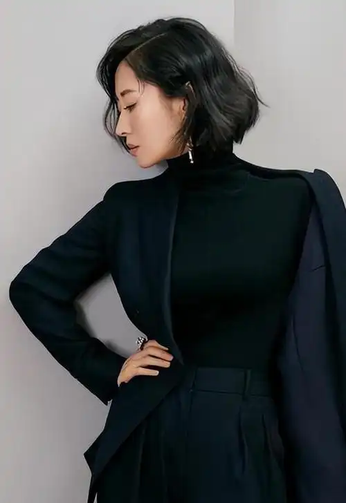 刘敏涛太酷了,穿素衣剃光头上节目,完全不在意他人眼光