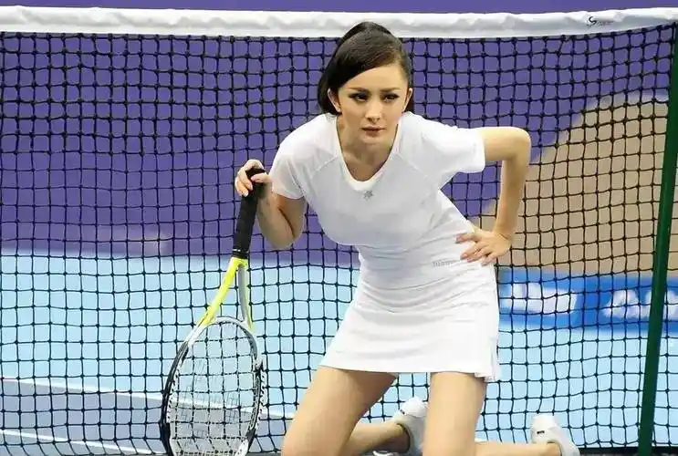 杨幂贴身白t打网球 一弯腰现性感好身材_上围_网友_穿着