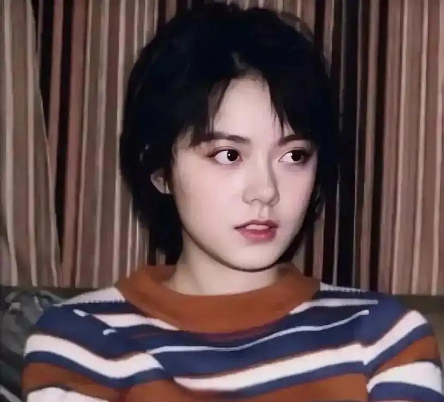 赵今麦这个短发造型和王菲年轻时一模一样,王菲如果要拍自传可以考虑