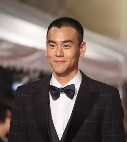 彭于晏的脸型轮廓自带硬朗的格调,是很多男士想要的外表形象,可能留起