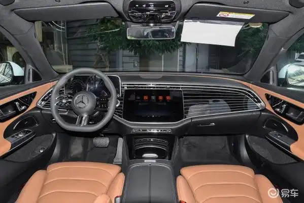 奔驰e级内饰设计同样延续了现款,不可不提的便是全新的方向盘造型了