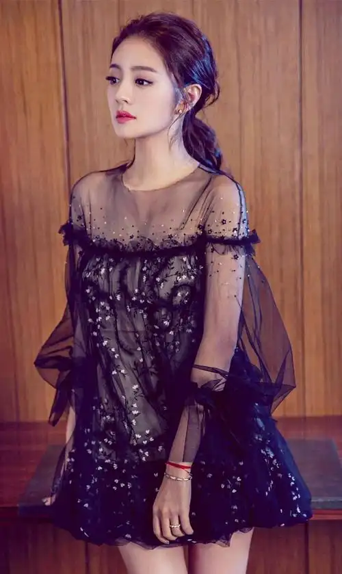 安以轩性感写真身着v领低胸豹纹装的她就像个女王媚态尽显