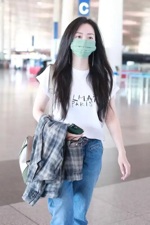 张靓颖素颜走机场 身型微胖昂首阔步状态超好