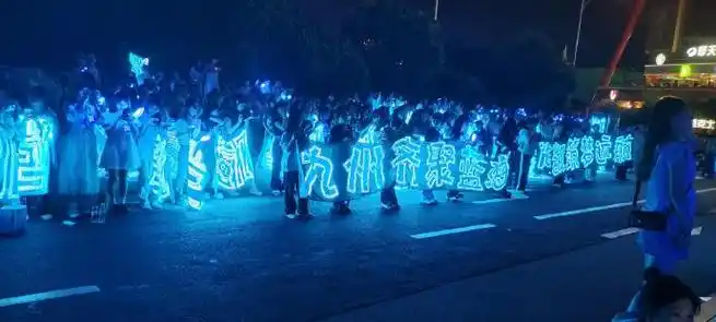 的蓝海 xpx真的好棒  #王俊凯下班#/#hi6工作人员让王俊凯粉丝让位置