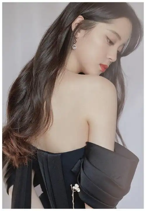 欧阳娜娜身穿一字肩长裙,清纯可爱,优雅脱俗,尽显曼妙身姿!