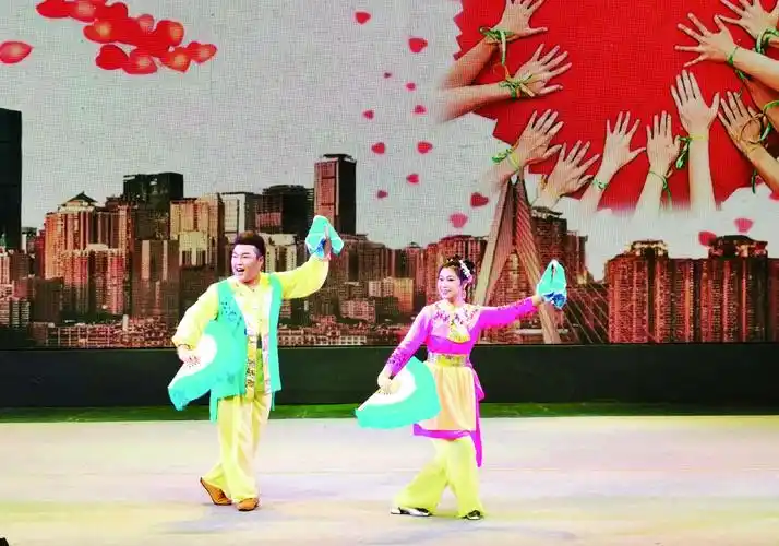 毕馨月5日下午,省直文艺院团惠民系列演出——"二人转专场"在桃李梅大