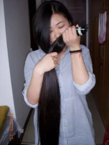 剪下姑娘特别丰厚的长发上海ww18219